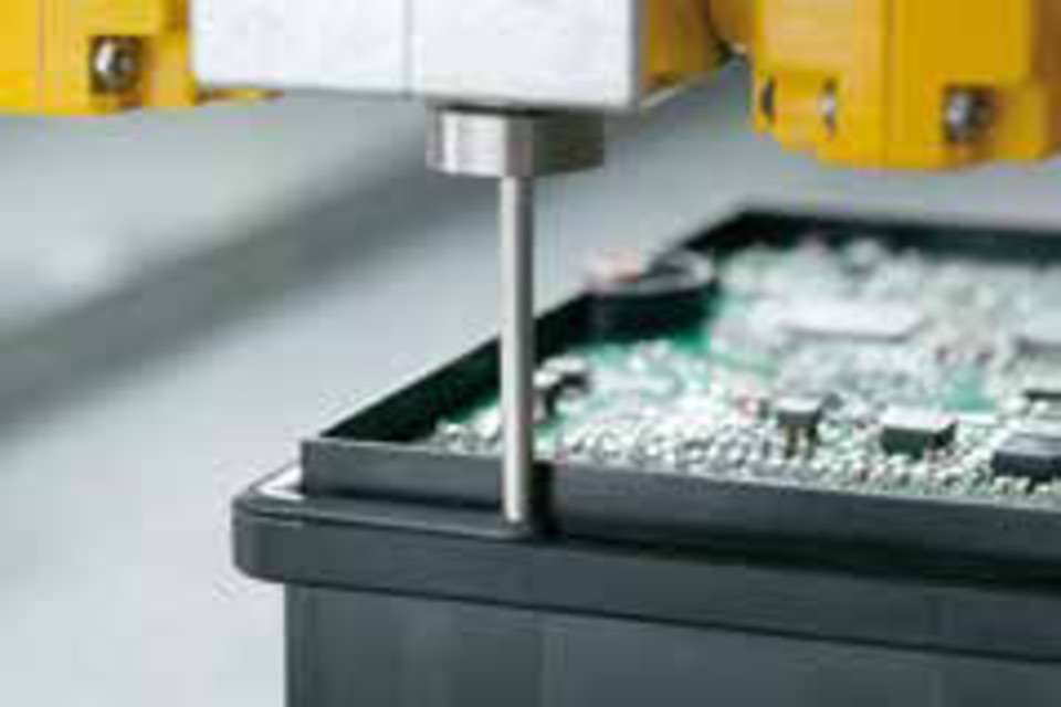 Silikon-Klebstoff wird automatisch auf ein Elektronikgehäuse dosiert
